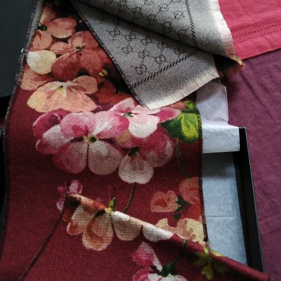 Gucci Gloves scarf, Chanel tights, Mulberry bag - Picture 9 of 16